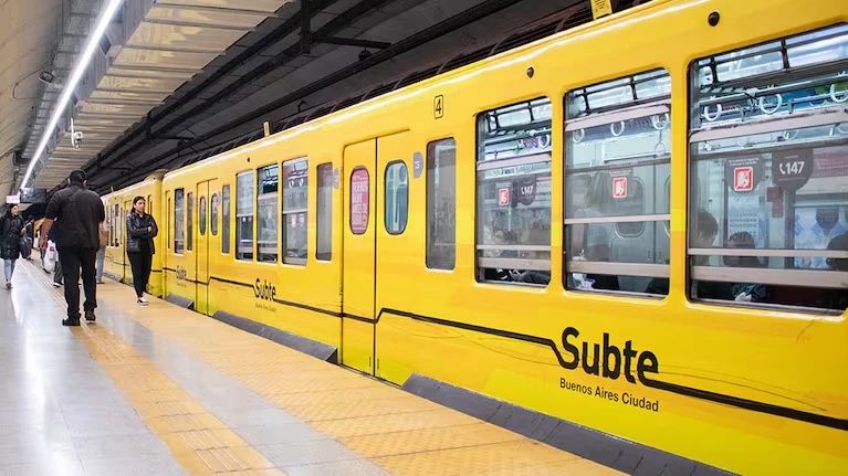 Tren del subte de Buenos Aires en el andén